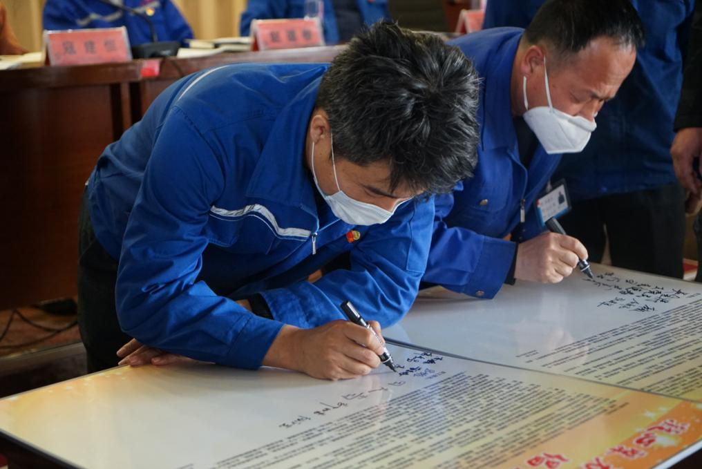 喜讯！008PG国际矿业员工 高亮荣获“全国酷爱企业优良员工”荣誉称号